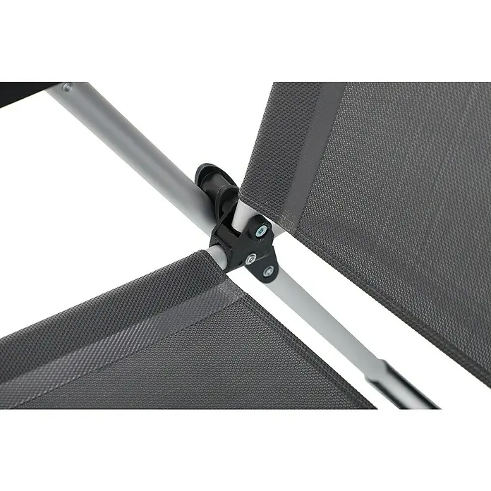 Sunfun Campingstuhl - B x T x H: 56 x 70,5 x 108 cm, Night-Grey, Aluminium, Textilene - Detailaufnahme eines Campingstuhls mit grauem Textil und silberfarbenem Gestell, das mit schwarzen Verbindungsstücken zusammengehalten wird.