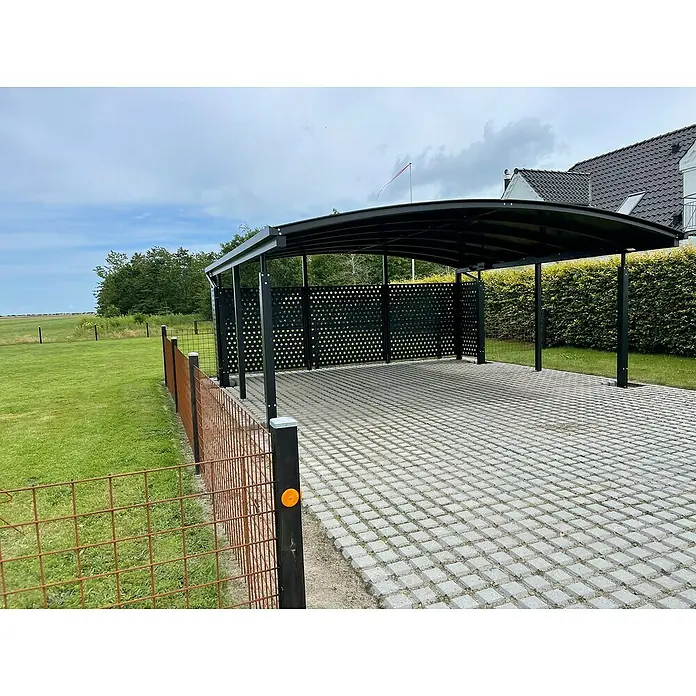 Allview Wandelement Calux - Passend für: Allview Calux Doppelcarport, 565 x 170 cm - Carport mit Stahlrahmen und dekorativen Sichtschutzwänden, eingebettet in eine grüne Landschaft mit Rasenfläche und Zaun.