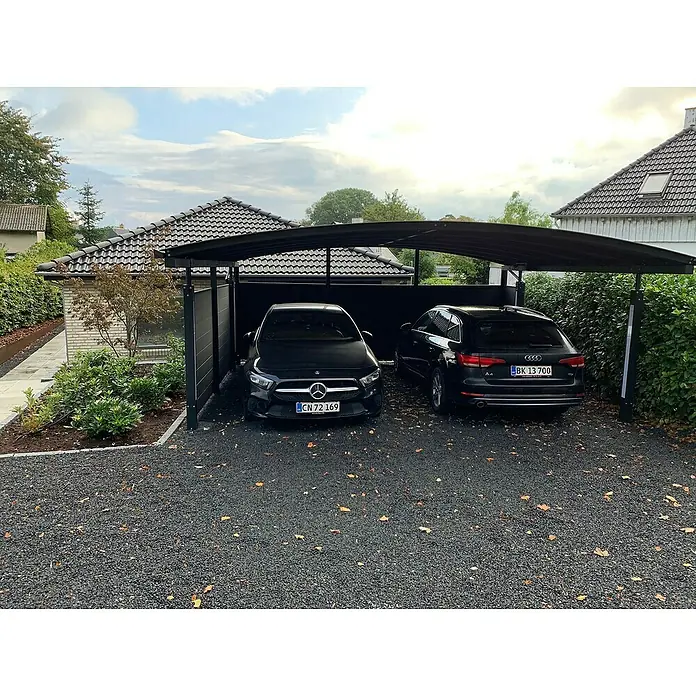 Allview Wandelement Calux Endwand - Passend für: Allview Doppelcarport Calux - Ein Carport mit zwei geparkten Autos darunter, ein Mercedes und ein Audi, auf einem Kiesparkplatz vor einem Haus.