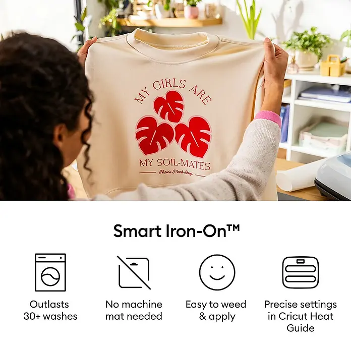 Cricut Aufbügelfolie Smart Iron-On - Gold, L x B: 91,4 x 33 cm, Passend für: Cricut Explore® 3 & 4, Cricut Maker® 3 & 4 - Nahaufnahme eines beigen Sweatshirts mit rotem "Smart Iron-On"-Design, das die Vorteile dieses Produkts hervorhebt.