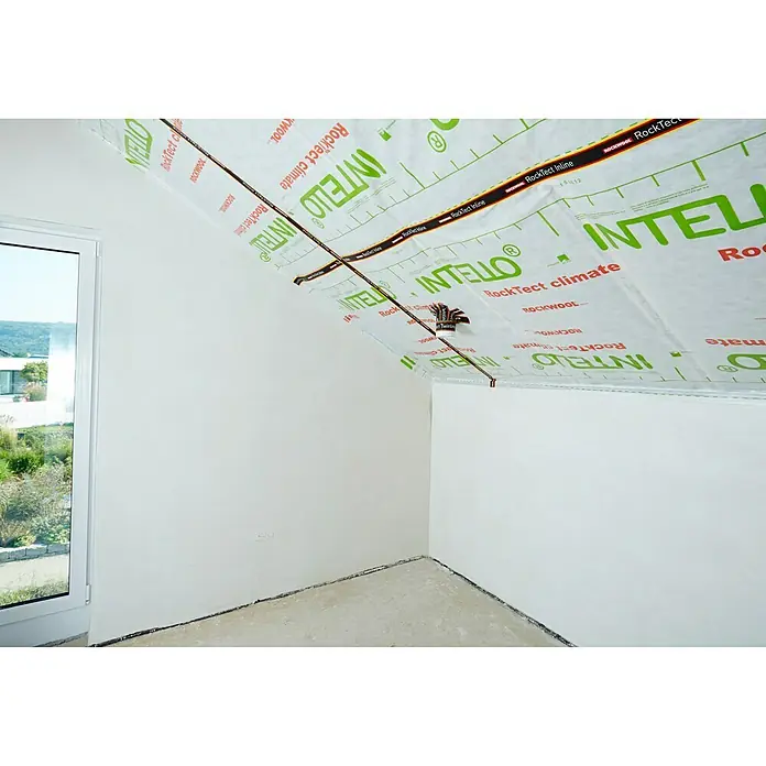 Rockwool Rockfol Dampfbremsfolie Intello Climate Plus - L x B: 50 x 1,5 m - Innenansicht eines Raumes mit RockTect InLine Dämmung und INTELLO Klimamembran an der Dachschräge.