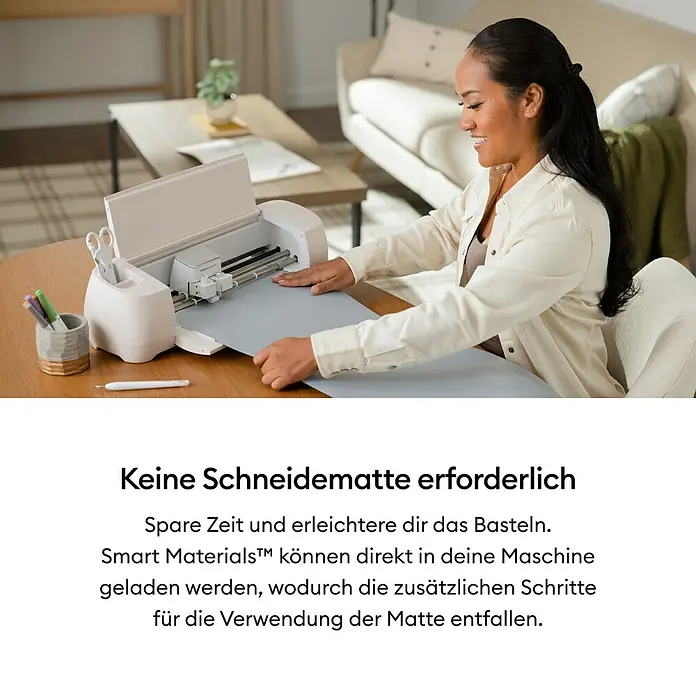 Cricut Aufbügelfolie Smart Iron-On - Ozean Blau, L x B: 91,4 x 33 cm, Passend für: Cricut Explore® 3 & 4, Cricut Maker® 3 & 4 - Frau benutzt Cricut Schneideplotter ohne Schneidematte.