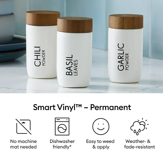 Cricut Joy Xtra Vinylfolie Smart Vinyl Permanent - 1 Stk., Champagner, 91,4 x 24,1 cm - Drei Gewürzbehälter aus Smart Vinyl mit der Aufschrift Chili, Basilikum und Knoblauchpulver mit holzfarbenem Deckel.