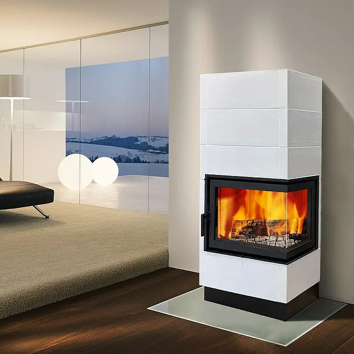 Domofire Kaminofen Erfurt rechts - 6 kW - Eleganter Kaminofen mit Flammen in einem modernen Wohnzimmer.