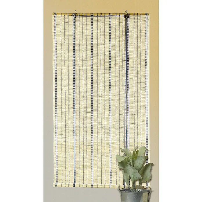 Estor enrollable Safari - An x Al: 150 x 175 cm, Natural - Una toma vertical de un estor enrollable de bambú con detalles azules que cuelga de una pared con una maceta decorativa.