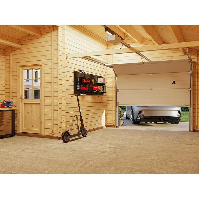 Palmako Garaje Roger con puerta seccional - Medidas ext. (An x Pr): 564 x 601 cm, Madera, Natural, 27,1 m² - Garaje luminoso con paredes de madera, un estante de pared negro y una puerta de garaje abierta que revela un coche.