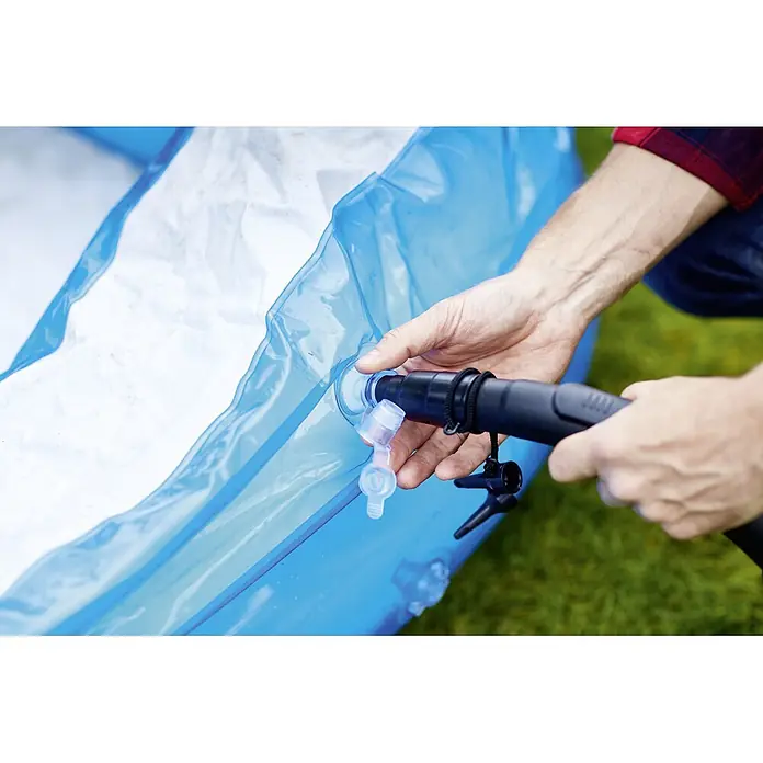 Nilfisk Elektro-Nass- & Trockensauger Multi II 22 Inox - 1.200 W, Behältervolumen: 22 l, Mit Beutel - Eine Person pumpt ein blaues Planschbecken mit einer schwarzen Luftpumpe auf, um es für den Sommer vorzubereiten.
