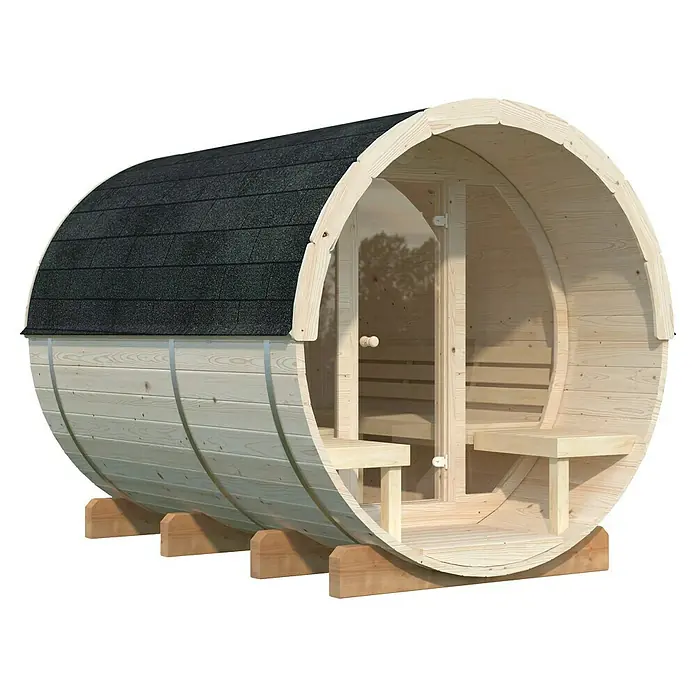 Palmako Fasssauna Anita - Natur, Ohne Ofen, Verglaste Front, 294 x 226 x 225 cm - Eine Fasssauna aus hellem Holz mit schwarzem Dach auf Holzsockeln, die zum Entspannen einlädt.