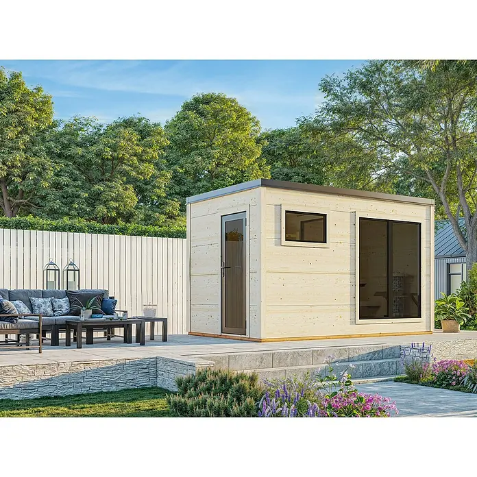 Palmako Saunahaus - Ohne Ofen, Natur, L x B x H: 239 x 399 x 250 cm - Ein modernes Holzgartenhaus mit Fenster und Tür, umgeben von üppigem Grün, bietet einen stilvollen Rückzugsort im Freien.