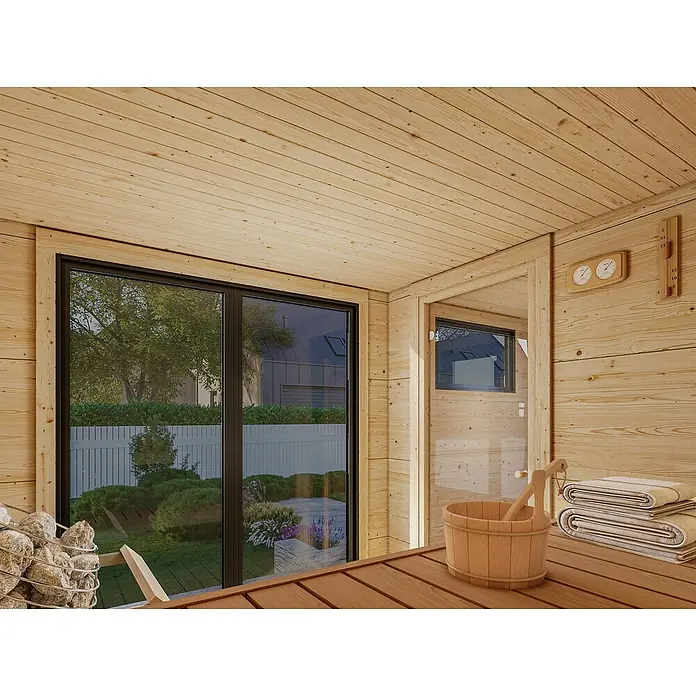 Palmako Saunahaus - Ohne Ofen, Natur, L x B x H: 239 x 399 x 250 cm - Innenansicht einer Sauna mit Holzeimer und Handtüchern auf einer Holzbank, Fenster mit Blick nach draußen für Entspannung pur.
