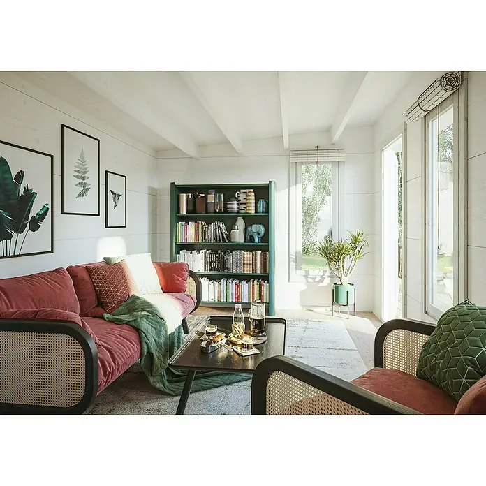 Palmako Caseta de jardín Grace - Medidas ext. (An x Pr): 483 x 497 cm, Madera, Natural - Salón con sofá rojo y sillones de ratán, estantería y plantas. Ambiente luminoso y acogedor con muchos detalles decorativos.