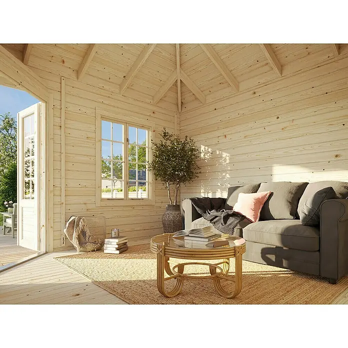Palmako Caseta de jardín Melanie - Medidas ext. (An x Pr): 400 x 400 cm, Madera, Natural, 9,9 m² - Cabaña de madera clara con sofá gris, mesa de centro redonda y alfombra. La habitación parece acogedora y atractiva.