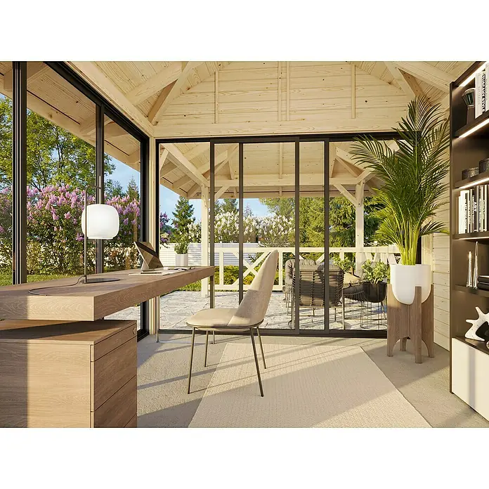 Palmako Caseta de jardín Bianca Set 204 Slide - Medidas ext. (An x Pr): 672 x 384 cm, Madera, Natural - Una oficina en casa luminosa con escritorio de madera, silla, lámpara y una gran ventana con vistas a un jardín. El enfoque está en el espacio de trabajo moderno.