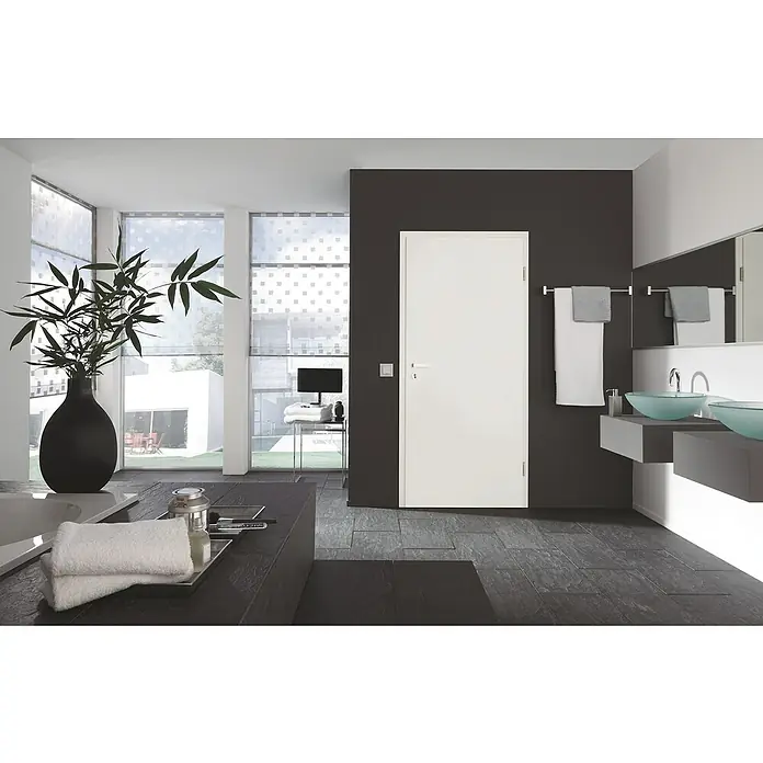 GetaDoor Laminit Türzarge GL 222 - 985 x 2.110 mm, Wandstärke: 290 mm, DIN Anschlag: Rechts, Arctic Weiß - Badezimmerinterieur mit einer weißen Tür im Fokus, die sich harmonisch in das moderne Design einfügt. Elegante Waschtische mit Glaswaschbecken.