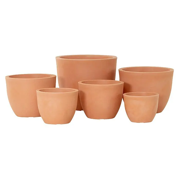 Siena Garden Pflanztopf Bristol - Außenmaß (Ø x H): 50 x 38,4 cm, Kunststoff, Terrakotta - Eine Sammlung von Terrakotta-Pflanzgefäßen in verschiedenen Größen, die eine rustikale und natürliche Ästhetik für den Innen- und Außenbereich bieten.