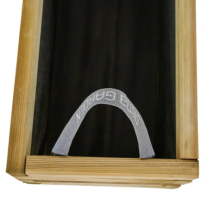 Siena Garden Pflanzkübel eckig Taunus - Außenmaß (L x B x H): 70 x 30 x 28 cm, Holz, Naturbraun - Nahaufnahme eines Bienenstockkastens mit einem Gurtband, das mit "NICRODEOEN" beschriftet ist, was eine einfache Handhabung ermöglicht.