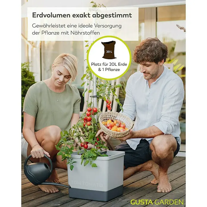 Gusta Garden Anzucht-Set Tomaten-Starter-Set - 5 -tlg., Hellgrau - Ein Paar erntet Tomaten aus einem Tom Tomato Pflanzgefäß von GUSTA GARDEN. Optimales Erdvolumen für die Nährstoffversorgung.