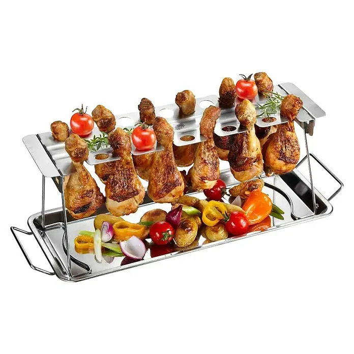 Dick Hähnchenkeulen-Halterung BBQ - Edelstahl, L x B x H: 43,5 x 15,8 x 15,5 cm - Ein Grillständer aus Edelstahl mit gegrillten Hähnchenkeulen und Gemüse, ideal für eine schmackhafte Mahlzeit im Freien.