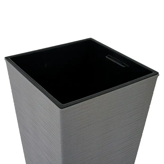 Siena Garden Pflanzsäule eckig Nizza Groove - Außenmaß (L x B x H): 40 x 40 x 41 cm, Kunststoff, Grau - Nahaufnahme eines modernen, grauen Pflanzgefäßes mit schwarzem Innenraum, ideal für Innen- und Außenbereiche zur stilvollen Pflanzenpräsentation.