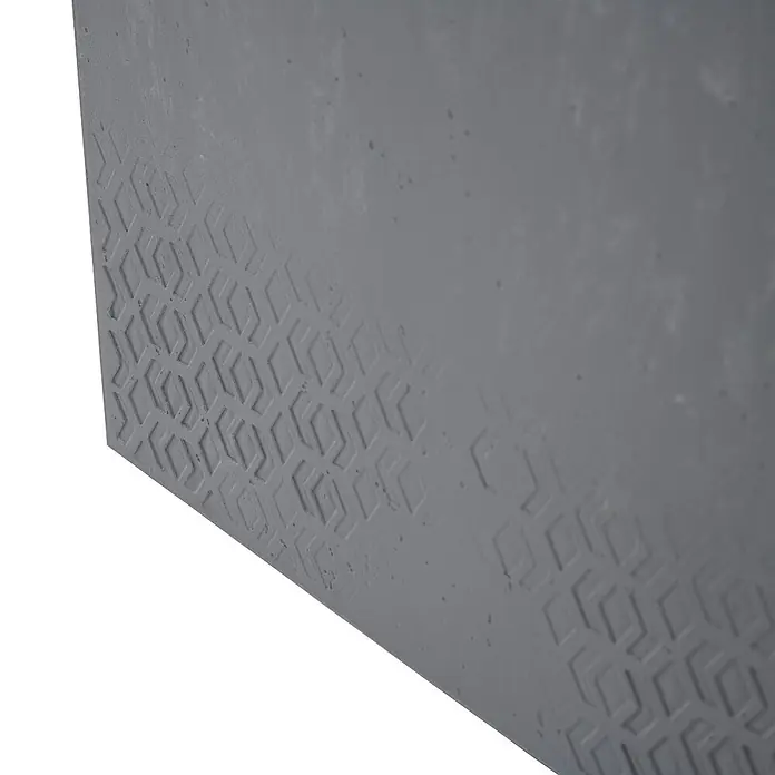 Siena Garden Pflanzkübel eckig Faro Stone - Außenmaß (L x B x H): 40 x 40 x 60 cm, Kunststoff, Grau - Nahaufnahme eines Pflanzgefäßes aus Beton mit geometrischem Muster, das eine moderne und stilvolle Note für den Außenbereich bietet.