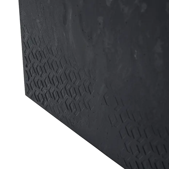 Siena Garden Pflanzkübel eckig Faro Stone - Außenmaß (L x B x H): 40 x 40 x 40 cm, Kunststoff, Schwarz - Nahaufnahme eines schwarzen Pflanzgefäßes mit geometrischem Muster, das einen modernen Touch für Innen- und Außenbereiche bietet.