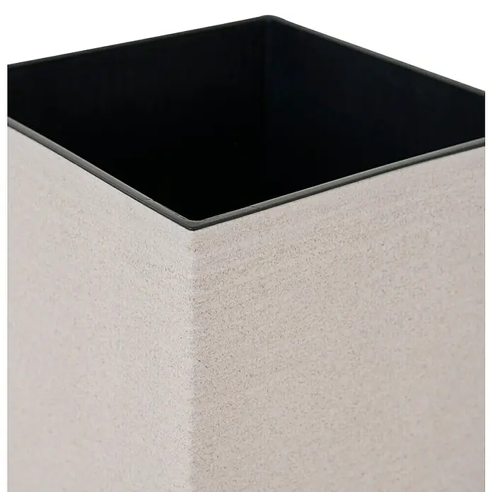 Siena Garden Pflanzsäule eckig Nizza Groove - Außenmaß (L x B x H): 35 x 35 x 68 cm, Kunststoff, Creme Groove - Nahaufnahme eines eckigen, beigefarbenen Pflanzgefäßes mit schwarzer Innenseite, das die schlichte Eleganz und das moderne Design des Gefäßes hervorhebt.