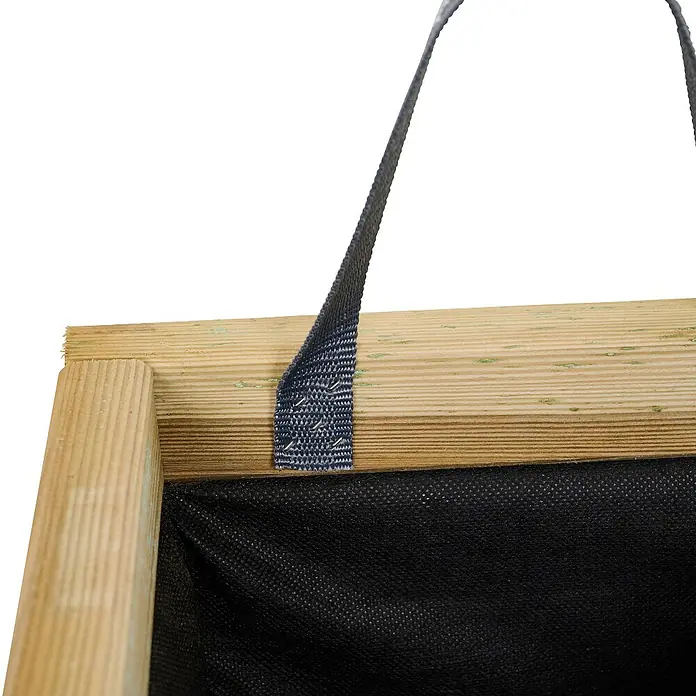 Siena Garden Pflanzkübel eckig Taunus - Außenmaß (L x B x H): 70 x 30 x 28 cm, Holz, Naturbraun - Nahaufnahme einer hölzernen Pflanzkastenstruktur mit schwarzem Stoffeinsatz und grauem Aufhängeband, ideal für den Garten.