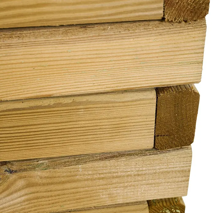 Siena Garden Pflanzkübel eckig Taunus - Außenmaß (L x B x H): 90 x 40 x 33 cm, Holz, Naturbraun - Nahaufnahme von gestapelten, hellen Holzscheiten, die eine rustikale Textur und natürliche Maserung zeigen. Ideal für Gartenprojekte.