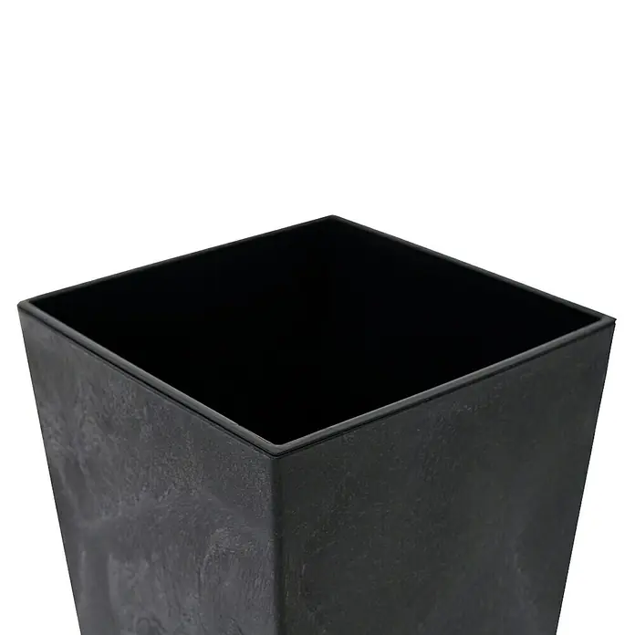 Siena Garden Pflanzkübel eckig Nizza Stone - Außenmaß (L x B x H): 40 x 40 x 41 cm, Kunststoff, Schwarz - Detailaufnahme eines schwarzen, würfelförmigen Pflanzgefäßes mit rauer Textur vor dunklem Hintergrund.