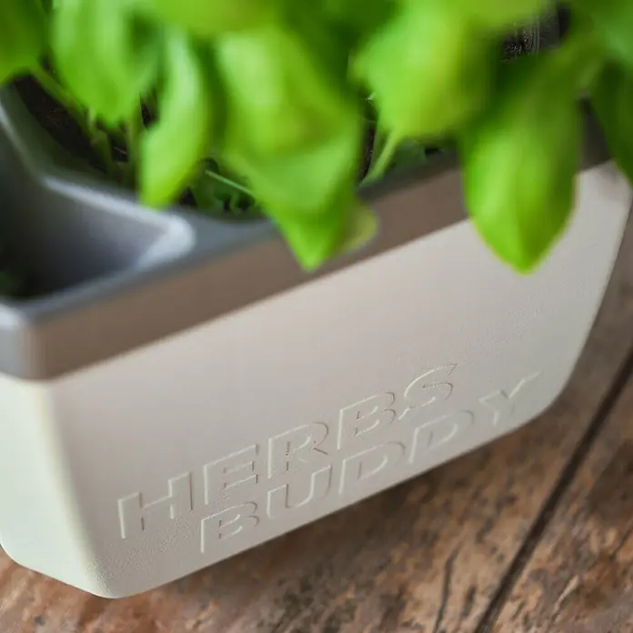 Gusta Garden Anzucht-Set Stadtkräutergarten Set - 6 -tlg., Hellgrau - Kräuter-Buddy: Ein stilvoller Kräutertopf mit der Aufschrift "HERBS BUDDY" für frische Kräuter in Ihrer Küche.