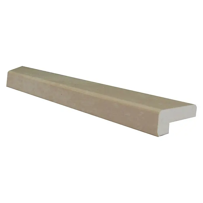 Bariperfil Perfil de acabado y remate Arenisca - 2,2 m x 10 mm - Primer plano de una baldosa de borde de cerámica beige, utilizada con fines estéticos y funcionales en el baño o la cocina.