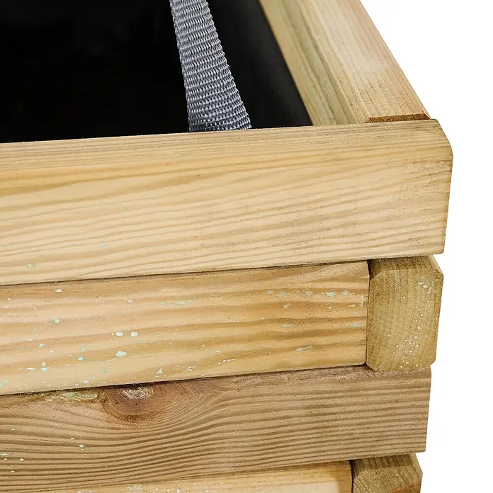 Siena Garden Pflanzkübel eckig Taunus - Außenmaß (L x B x H): 70 x 30 x 28 cm, Holz, Naturbraun - Nahaufnahme eines hölzernen Hochbeets mit sichtbarer Maserung und einer grauen Stütze im Inneren, ideal für Gartenarbeit.