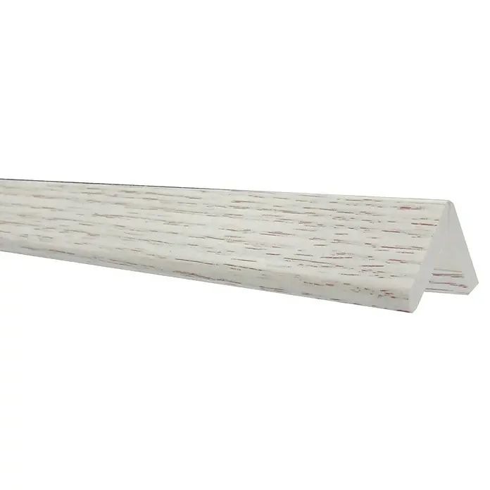 Bariperfil Perfil de acabado angular Panna cotta - 2,6 m x 3 cm - Primer plano de un perfil de madera blanco triangular con grano fino, ideal para acabados interiores.