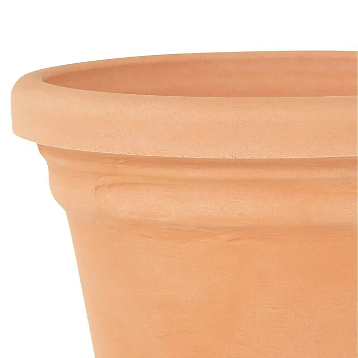 Siena Garden Pflanztopf Amalia - Außenmaß (Ø x H): 60 x 47 cm, Kunststoff, Terrakotta - Nahaufnahme eines Terrakotta-Blumentopfes mit einer breiten, gerundeten Krempe. Der Topf hat eine klassische Form und eine raue, erdige Textur.