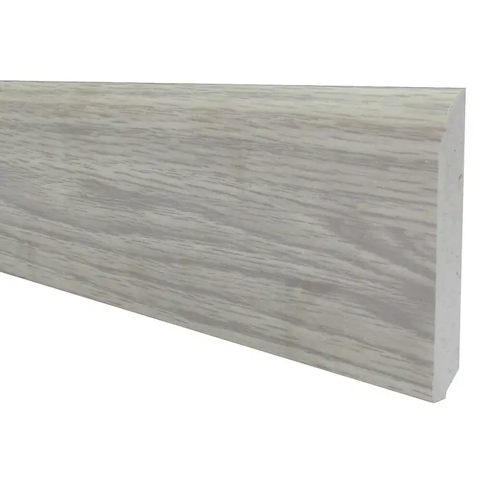 Bariperfil Rodapié Roble Bergen - 2,2 m x 10 mm x 7 cm - Primer plano de un zócalo de madera gris claro con un borde redondeado, ideal para interiores modernos.