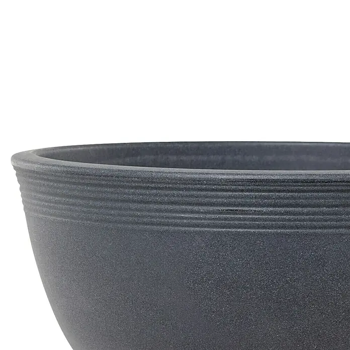 Siena Garden Pflanzschale rund Malaga - Außenmaß (Ø x H): 48 x 22 cm, Kunststoff, Anthrazit - Detailaufnahme eines grauen Pflanzgefäßes mit horizontalen Rillen, ideal für den Garten oder Innenbereich. Stilvoll und robust.
