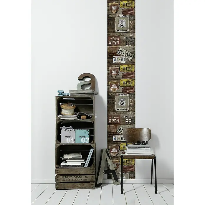 A.S. Création Designpanel pop.up - Schild USA, Braun/Grau/Weiß, 35 cm x 2,5 m - Dekoratives Foto mit einem Bücherregal aus Holzkisten, einem Stuhl mit Büchern und einer Wandtapete mit Vintage-Schildern.
