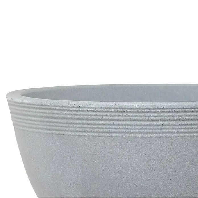 Siena Garden Pflanzschale rund Malaga - Außenmaß (Ø x H): 48 x 22 cm, Kunststoff, Grau - Nahaufnahme eines grauen Pflanzgefäßes mit horizontalen Rillen gegen einen schwarzen Hintergrund.