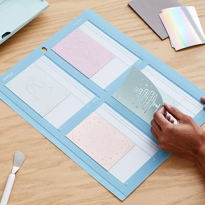 Cricut Schneidematte Card Mat - L x B: 41 x 33 cm, Passend für: Cricut Maker, Cricut Explore Machines - Cricut Kartenmatte in hellblau mit ausgeschnittenen Kartenmotiven für Glückwünsche zu besonderen Anlässen.