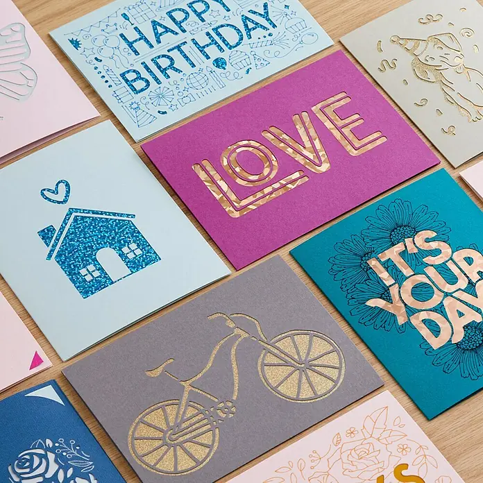 Cricut Schneidematte Card Mat - L x B: 41 x 33 cm, Passend für: Cricut Maker, Cricut Explore Machines - Vielfalt an Grußkarten mit verschiedenen Motiven und glänzenden Akzenten, ideal für jeden Anlass, liebevoll gestaltet.