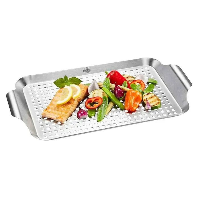 Grillpfanne Gefu BBQ - L x B: 43 x 25 cm, Höhe: 3 cm, Edelstahl - Nahaufnahme eines Edelstahl-Grillkorbs gefüllt mit gegrilltem Lachsfilet, Gemüse und Kräutern, perfekt für kulinarische Genüsse im Freien.