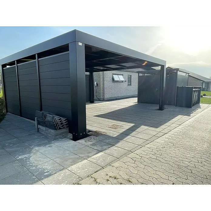 Allview Seitenwand Cubus - Passend für: Allview Cubus Einzel- und Doppelcarport, Grau - Eine moderne, schwarze Carport-Konstruktion mit seitlichen Wänden und Pflastersteinen. Das Carport bietet Schutz und ein ästhetisches Design für den Außenbereich.