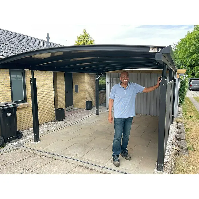 Allview Carport Calux - Außenmaß inkl. Dachüberstand (B x T): 3,52 x 5,52 m, Grau - Ein stilvoller Carport mit dunklem Rahmen bietet Schutz für Ihr Fahrzeug. Die Pflasterung sorgt für eine ansprechende Optik und Funktionalität.