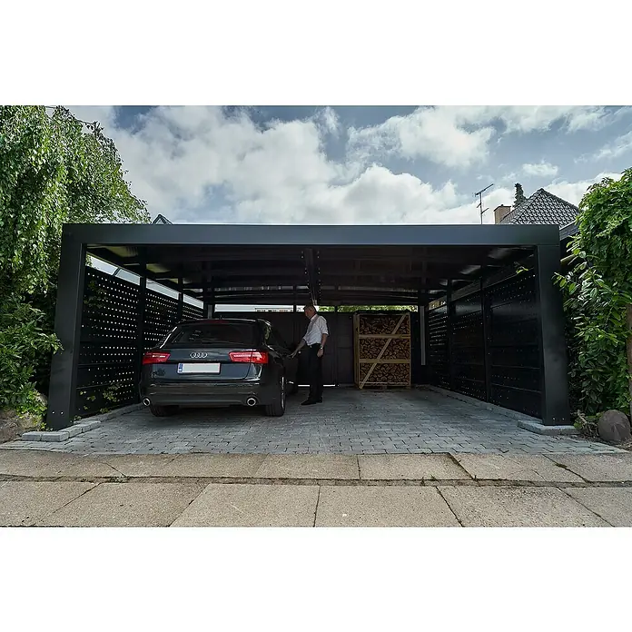 Allview Wandelement Cubus Endwand - Passend für: Allview Cubus Doppelcarport, B x H: 530 x 190 cm - Schwarzer Carport mit Seitenwänden aus Lochblech, unter dem ein schwarzer Audi parkt, während ein Mann die Tür öffnet. Holzstapel im Hintergrund.