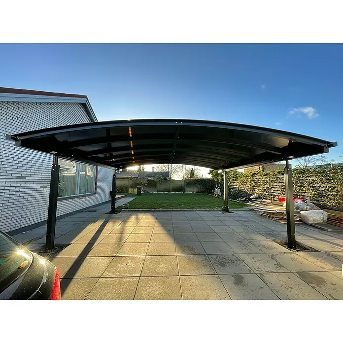 Allview Carport Cubus Lange Ausführung (Doppel) - Außenmaß inkl. Dachüberstand (B x T): 5,78 x 5,52 m, Grau - Bild einer modernen schwarzen Terrassenüberdachung, die Schutz und Stil im Außenbereich bietet. Die Überdachung ist elegant und funktional.