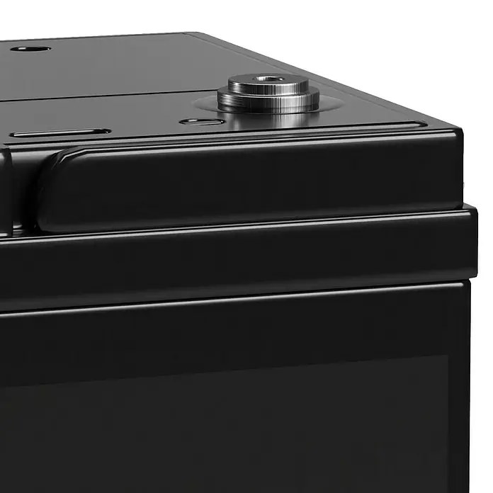 Akku Phaeton AGM Deep Cycle - 60 Ah, 12 V - Detailaufnahme einer schwarzen Autobatterie mit glänzender Oberfläche und einem silberfarbenen Anschlussbolzen.