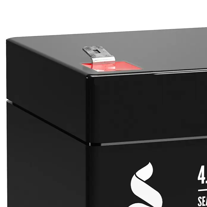 Akku Phaeton AGM Deep Cycle - 4,5 Ah, 12 V - Nahaufnahme einer schwarzen Batterie mit silbernem Anschluss, die eine zuverlässige Stromquelle für verschiedene Anwendungen bietet.