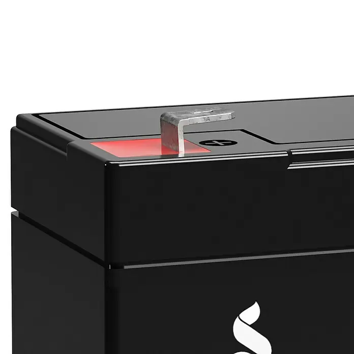 Akku Phaeton AGM Deep Cycle - 12 Ah, 6 V - Detailaufnahme einer schwarzen Batterie mit silberfarbenem Anschluss und rotem Detail, präsentiert das Produkt in Nahaufnahme.
