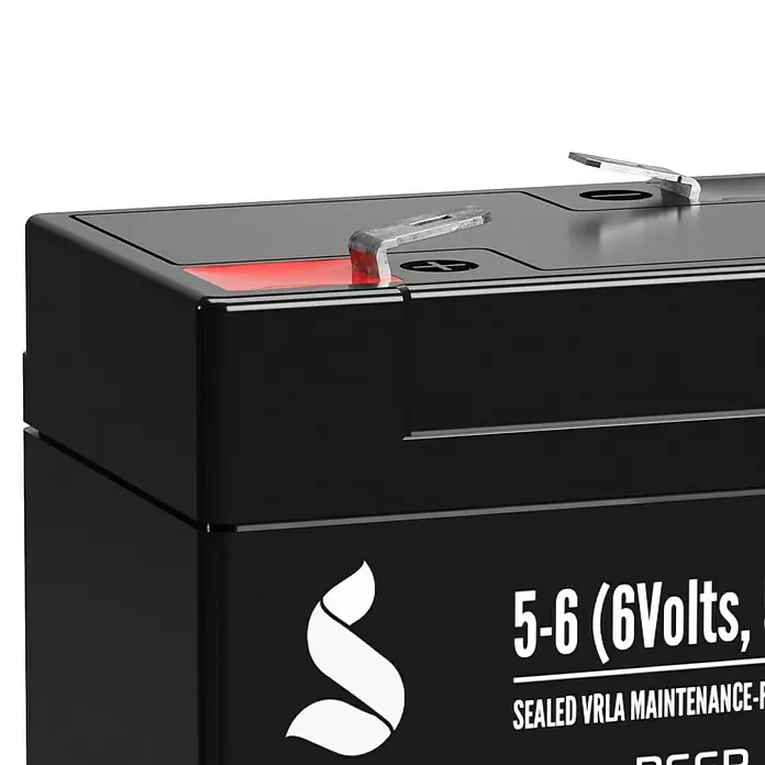 Akku Phaeton AGM Deep Cycle - 5 Ah, 6 V - Nahaufnahme einer schwarzen 6V-Batterie mit silbernen Anschlüssen und weißer Beschriftung, ideal für verschiedene Anwendungen.