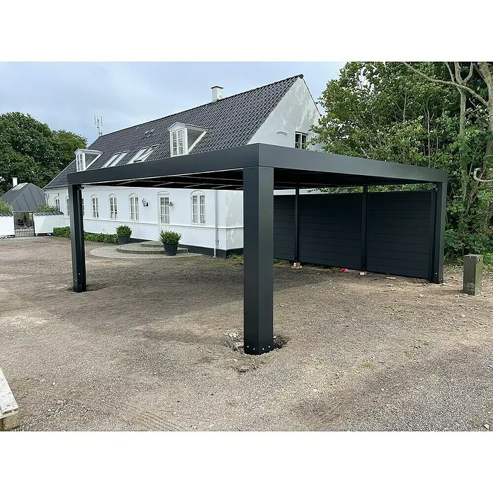 Allview Wandelement - Passend für: Allview Doppelcarport Cubus - Schwarzer Carport mit Flachdach neben einem weißen Haus mit dunklem Dach. Der Carport bietet Schutz und fügt sich modern in die Umgebung ein.